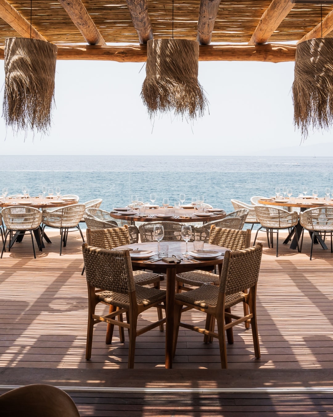 Reservar mesa, hamacas o camas balinesas en Las Rocas Beach Club
